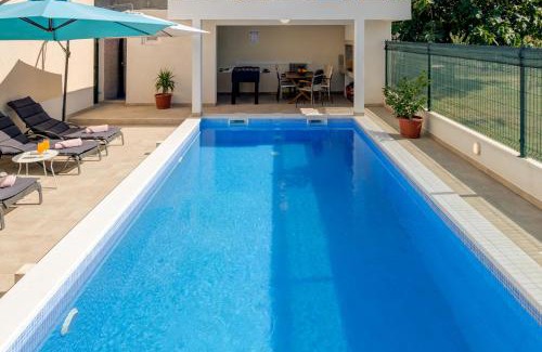 Dracevac Apartment | Apartment Renata + PRIVATE swimming pool in SPLIT