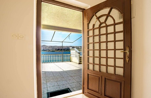 Zubovici Apartment | Apartment right on the sea, boat dock and shared terrace on the beach