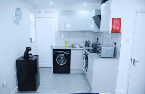 South Harrow Apartment | Apartment - Sleeps 2 & Free Parking