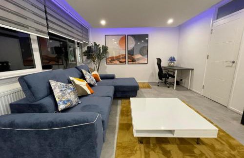 Guildford Apartment | Apartment - Sleeps 6 - Parking - WiFi