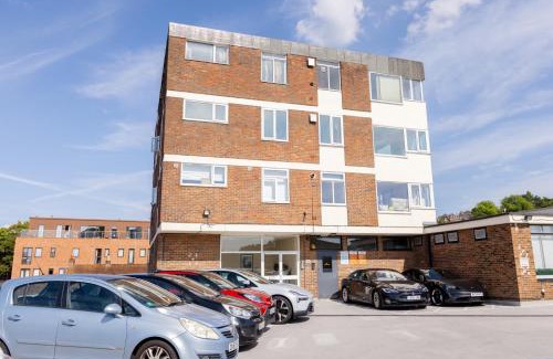 Guildford Apartment | Apartment - Sleeps 6 - Parking - WiFi
