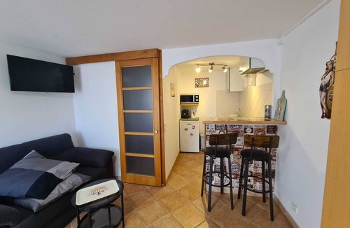Carnoules Apartment | Apartment 'Studio Vintage' with Mountain View, Shared Pool and Wi-Fi