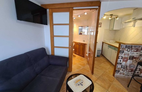 Carnoules Apartment | Apartment 'Studio Vintage' with Mountain View, Shared Pool and Wi-Fi