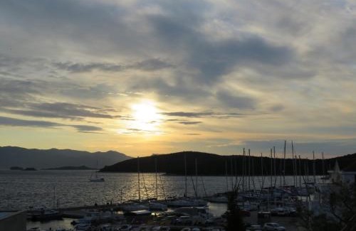 Cove Tri Zala (Zrnovo) Apartment | Apartment Sunrise