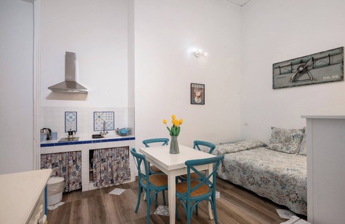 Historical Center Apartment | Apartment 'Superior Vicino Al Duomo' with Wi-Fi and Air Conditioning