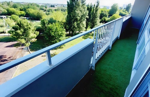 Le Bouscat Apartment | Apartment 'T4 Avec Tennis' with Shared Garden, Wi-Fi and Air Conditioning