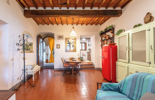 Gaiole in Chianti Apartment | Apartment 'Tuscan Style , Shared Pool' with Shared Pool, Private Garden and Wi-Fi
