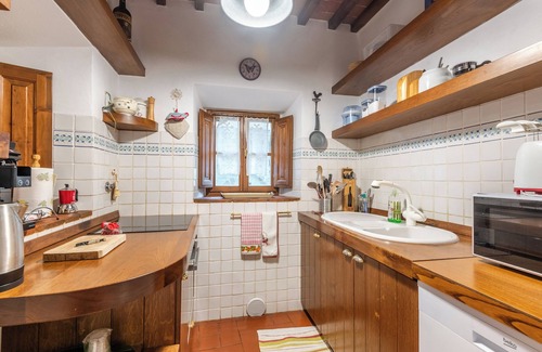 Gaiole in Chianti Apartment | Apartment 'Tuscan Style , Shared Pool' with Shared Pool, Private Garden and Wi-Fi