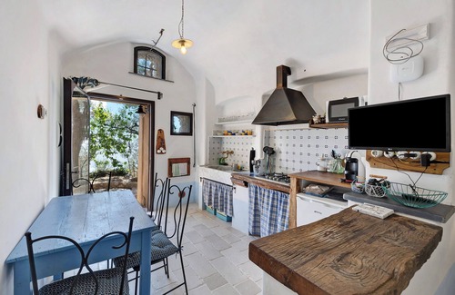 Varigotti Apartment | Apartment 'Ulivo' with Sea View, Shared Terrace & Wi-Fi