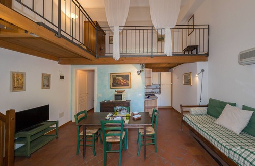 Campiglia Marittima Apartment | Apartment 'Villa I Tigli - Geranium' with Shared Pool, Wi-Fi and Air Conditioning