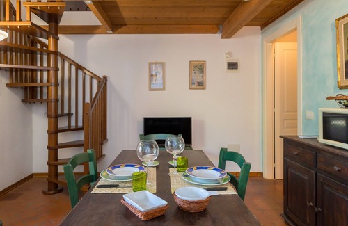 Campiglia Marittima Apartment | Apartment 'Villa I Tigli - Geranium' with Shared Pool, Wi-Fi and Air Conditioning