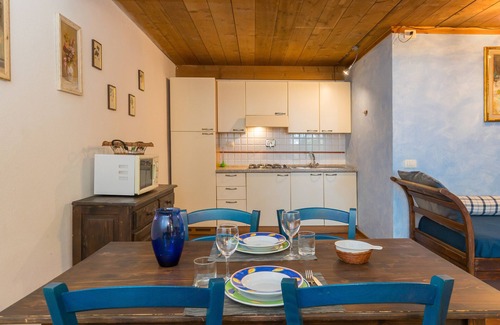Campiglia Marittima Apartment | Apartment 'Villa I Tigli - Pansy' with Shared Pool, Wi-Fi and Air Conditioning
