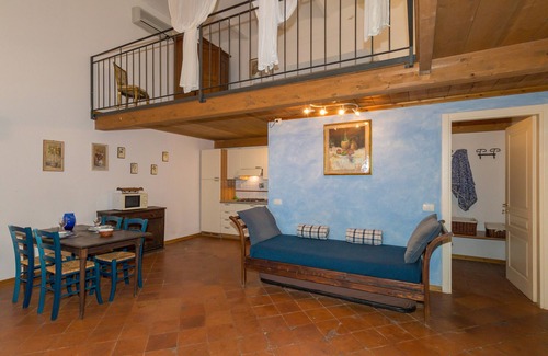 Campiglia Marittima Apartment | Apartment 'Villa I Tigli - Pansy' with Shared Pool, Wi-Fi and Air Conditioning