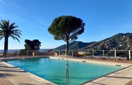 Theoule-Superieur Apartment | Apartment 'Vue Mer Et Jardin' with Sea View, Wi-Fi and Air Conditioning