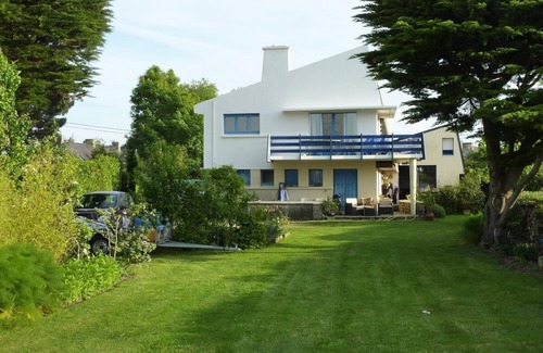 Locmariaquer Apartment | Apartment 'Vue Mer - Accès Privatif Plages' with Private Terrace, Private Garden and Wi-Fi