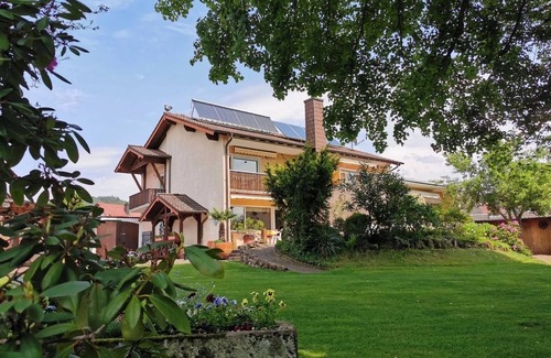 Fischbach bei Dahn Apartment | Apartment 'Wegelnburg' with Mountain View, Shared Garden and Wi-Fi