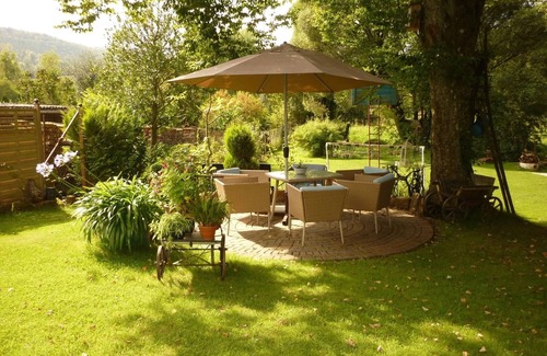 Fischbach bei Dahn Apartment | Apartment 'Wegelnburg' with Mountain View, Shared Garden and Wi-Fi