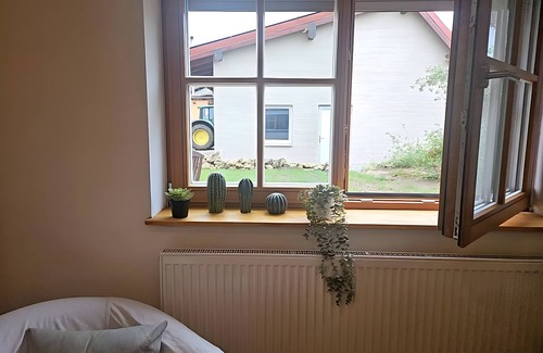 Holzheim a. Forst Apartment | Apartment 'Wein' with Private Terrace, Shared Garden and Wi-Fi