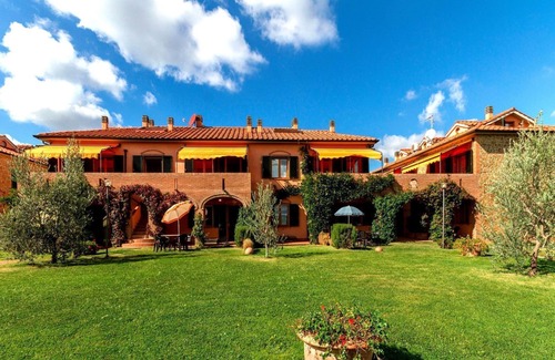 Sughera Apartment | Apartment with A/C, pool, WIFI, TV, veranda, pets allowed, panoramic view, close to San Gimignano