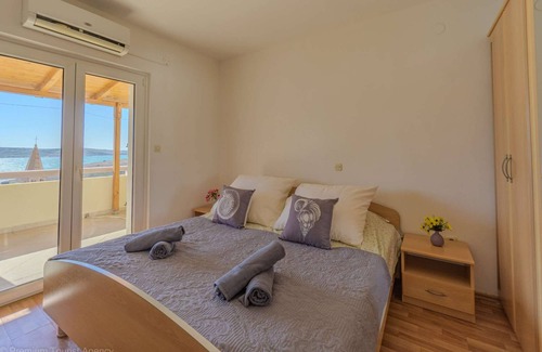 Zubovici Apartment | Apartment with balkony and sea view
