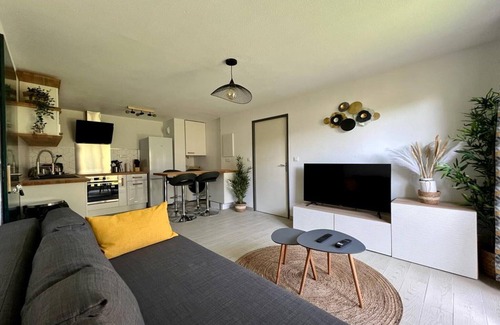 Toulouse North Apartment | Apartment with city view in Toulouse