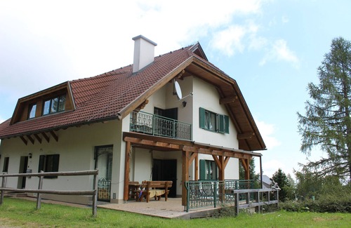 Albeck Apartment | Apartment 'Wohnung 2' with Mountain View, Shared Terrace and Shared Garden