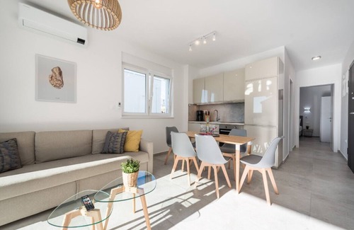 Novalja Apartment | Apartments for 24 with Pool and Grill
