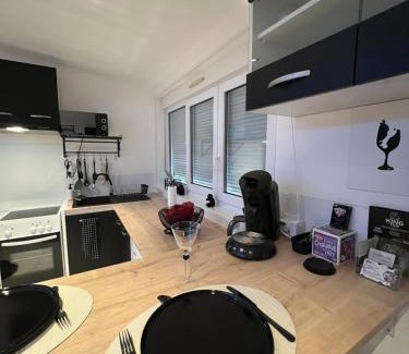 Chateau-Landon Apartment | Aphrodite LoveRoom