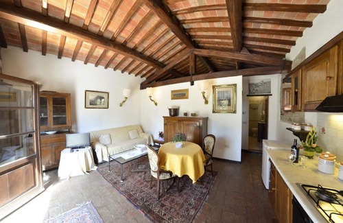 San Pietro a Cegliolo Apartment | APP. GLICINE x2 Beautiful farmhouse surrounded by nature, with swimming pool just 3 km from Cortona