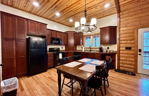 Stanton Cabin | Appalachian Lookout RRG | Hot Tub | Wifi