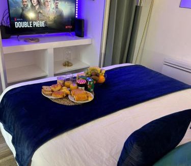 Maisons-Laffitte Apartment | Appart' Studio cooconing - Champs Elysées - NETFLIX