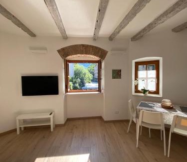 Rovereto Apartment | Appartamento Borgo San Tomaso, tra storia e natura