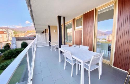 Luino Apartment | Appartamento Palazzo di Vetro