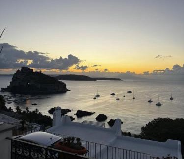 Ischia Porto Apartment | appartamento vista castello