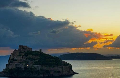 Ischia Porto Apartment | appartamento vista castello