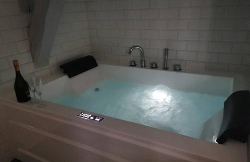 Verneuil-sur-Avre Apartment | Appartement jacuzzi privatif : Urban Love
