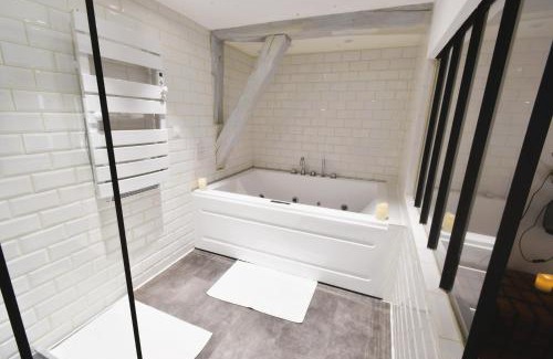 Verneuil-sur-Avre Apartment | Appartement jacuzzi privatif : Urban Love