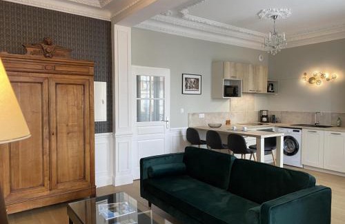 Vieux Vichy Apartment | Appartement Équipé avec Balcon au Cœur de Vichy - Proche Thermes et Commerces - FR-1-489-362