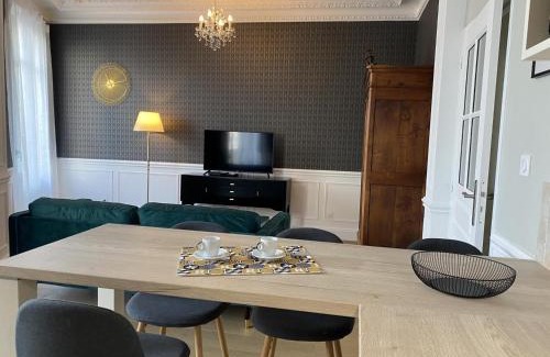 Vieux Vichy Apartment | Appartement Équipé avec Balcon au Cœur de Vichy - Proche Thermes et Commerces - FR-1-489-362