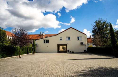 Le Pin Apartment | Appartement 1-2 pers - Aéroport CDG, Parc Expo, Villepinte - A L'Ombre du Pin "9"