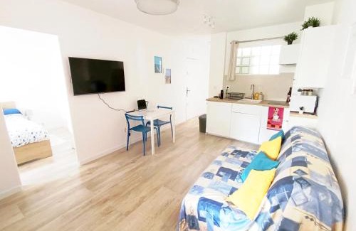 Toulon - Hyeres Apartment | Appartement 2 pièces avec Balcon, Clim et Parking au Port de Hyères