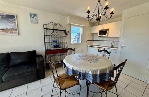 Quiberon Apartment | Appartement 3 pièces avec loggia, centre-ville Quiberon, 20m de la plage, animaux acceptés - FR-1-478-126