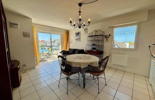 Quiberon Apartment | Appartement 3 pièces avec loggia, centre-ville Quiberon, 20m de la plage, animaux acceptés - FR-1-478-126