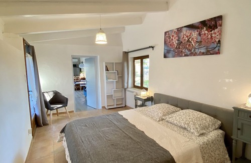 Violes Bed & Breakfast | Appartement au Cœur des Vignes, Dans Chambre D'hôtes Avec Piscine