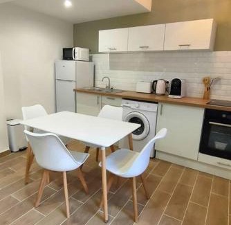 Greoux-les-Bains Apartment | Appartement au cœur du village, climatisé avec extérieur