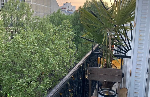 20th Arrondissement Apartment | Appartement Avec Charme Typique Parisien - Balcon Plein SUD