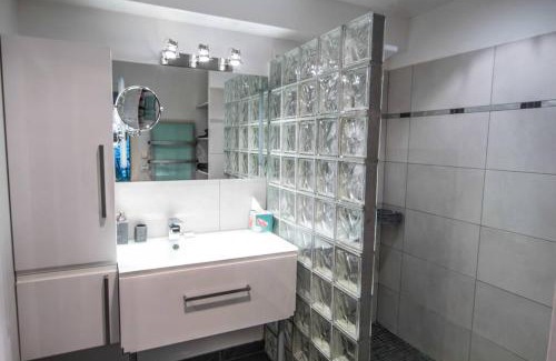 Nemours Apartment | Appartement avec jardin intérieur 4 pers centre ville