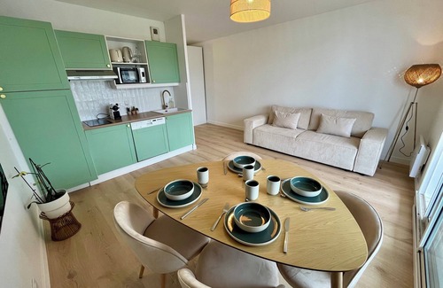 Plougonvelin Apartment | Appartement cosy avec vue mer depuis la terrasse, piscine et sauna.