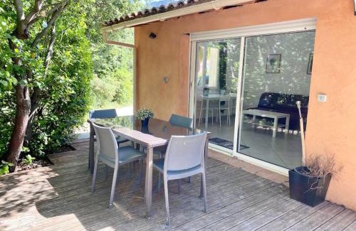 Le Revest-les-Eaux Apartment | Appartement dans un coin de paradis avec piscine