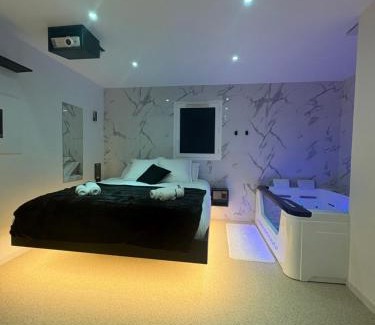 Casteljaloux Apartment | Appartement de luxe, balnéo, vue lac & lit suspendu